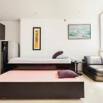 Apartamento con piscina a una cuadra de la playa