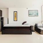 Apartamento con piscina a una cuadra de la playa