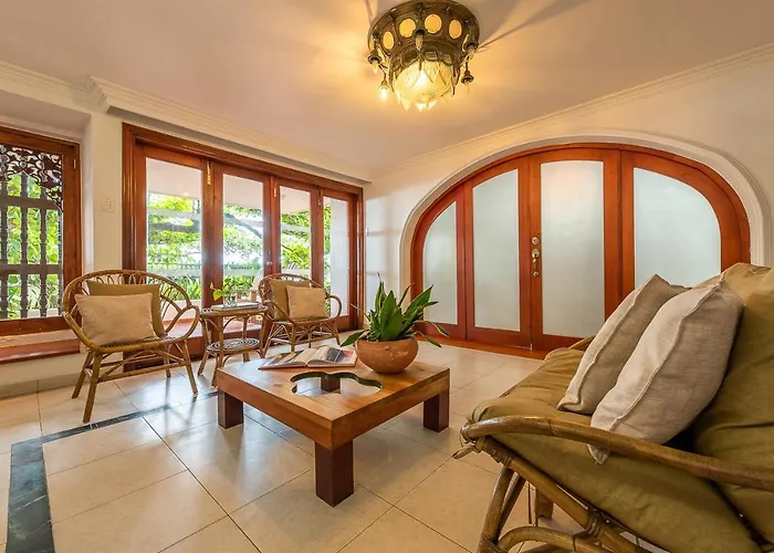 Casa Porto - Luxury 5 BR Beachfront Villa in Bocagrande by Huespedia