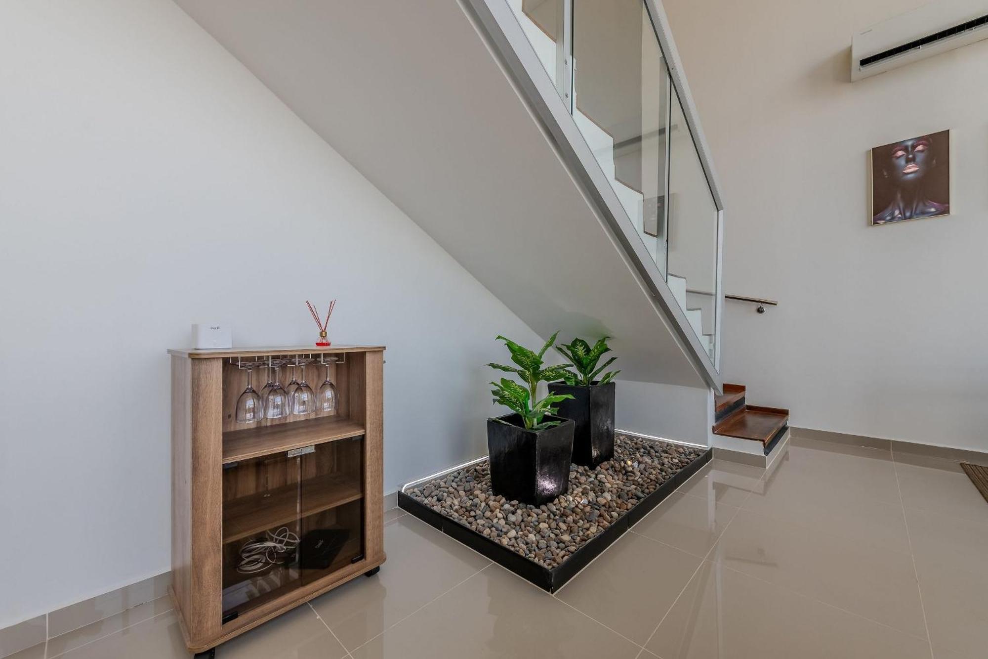 Modern 3br Duplex Apt. Great View And Location