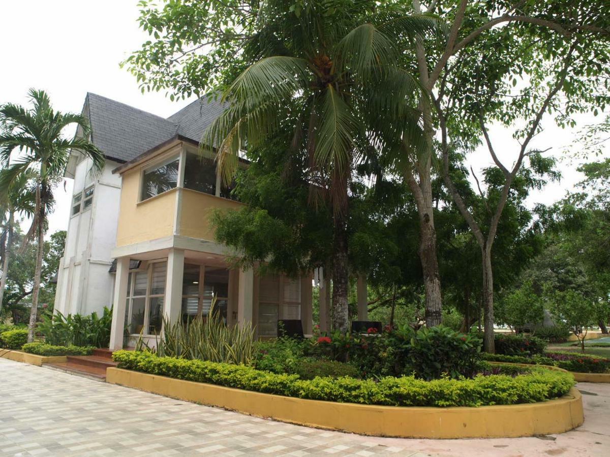 Beach Bungalows 3*