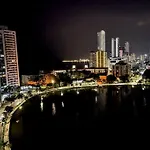 Amazing 3Br Penthouse, Full Kitchen, Pool, Bar, Dedicated Workspace