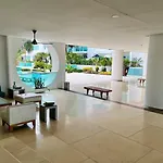 Exclusivo Edificio Con Piscina En Primera Linea De Playa