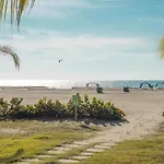 Exclusivo Edificio Con Piscina En Primera Linea De Playa