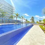 Morros Ultra 5 Star Condo - King Bed Beach Front - Fast Wifi 500Mbps