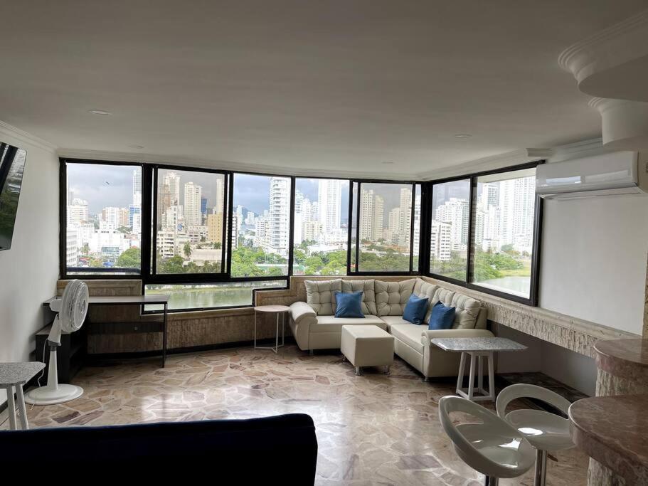Amazing 3br Penthouse, Full Kitchen, Pool, Bar, Dedicated Workspace