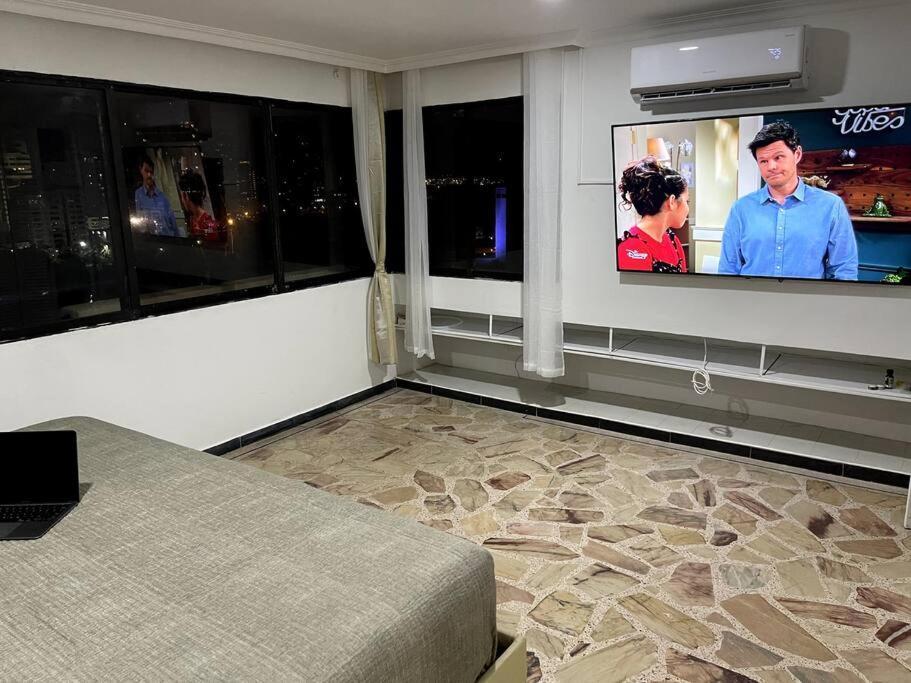 Amazing 3br Penthouse, Full Kitchen, Pool, Bar, Dedicated Workspace * Cartagena