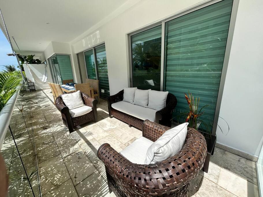 Beachfront Bliss-2br Haven Steps From Sandy Shores Apartamento