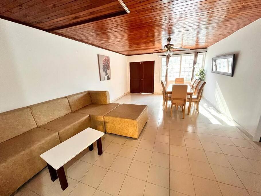 Casa Cerca A El Mar Con Parqueadero *
