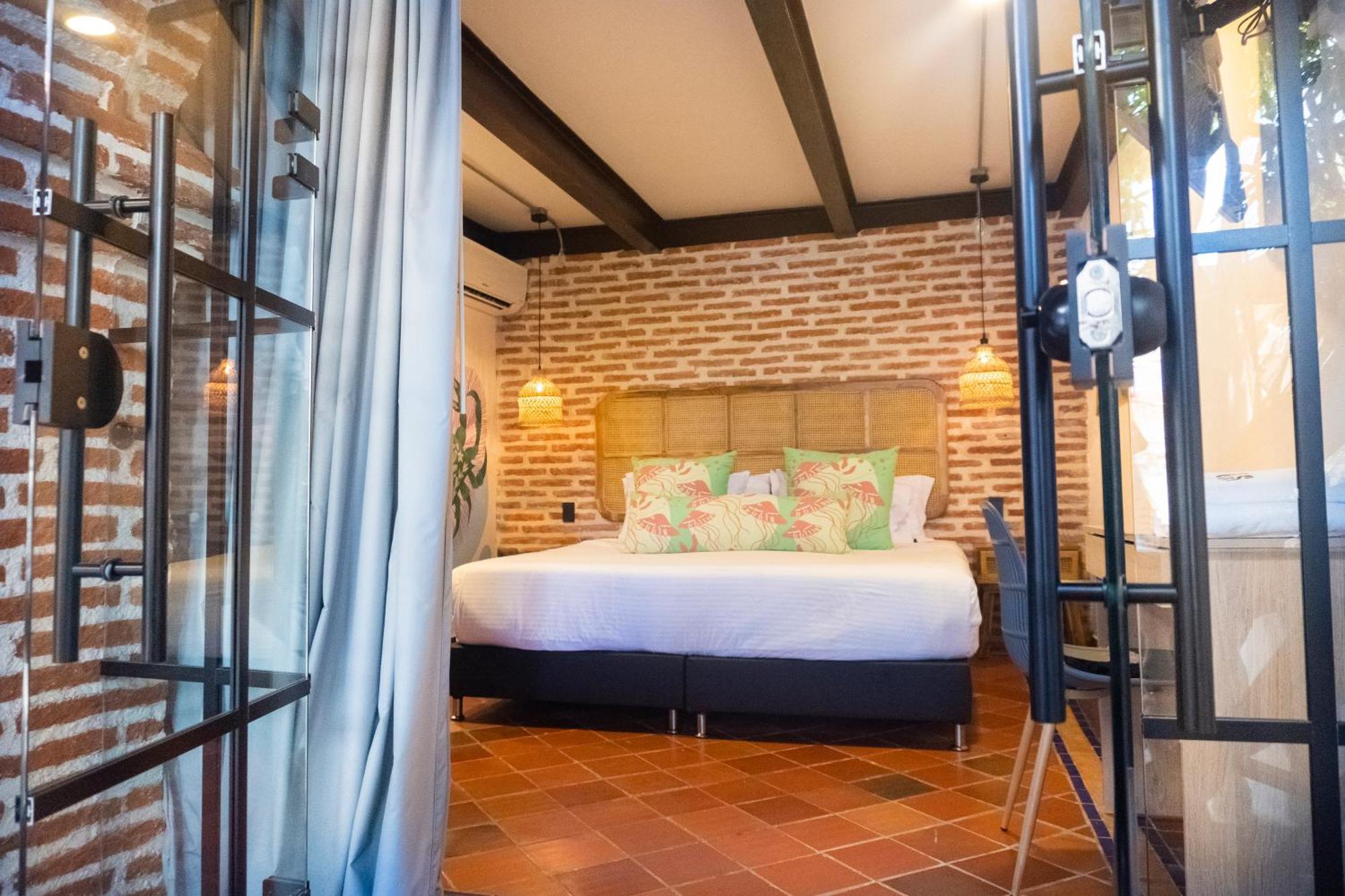 Patios Hostal *