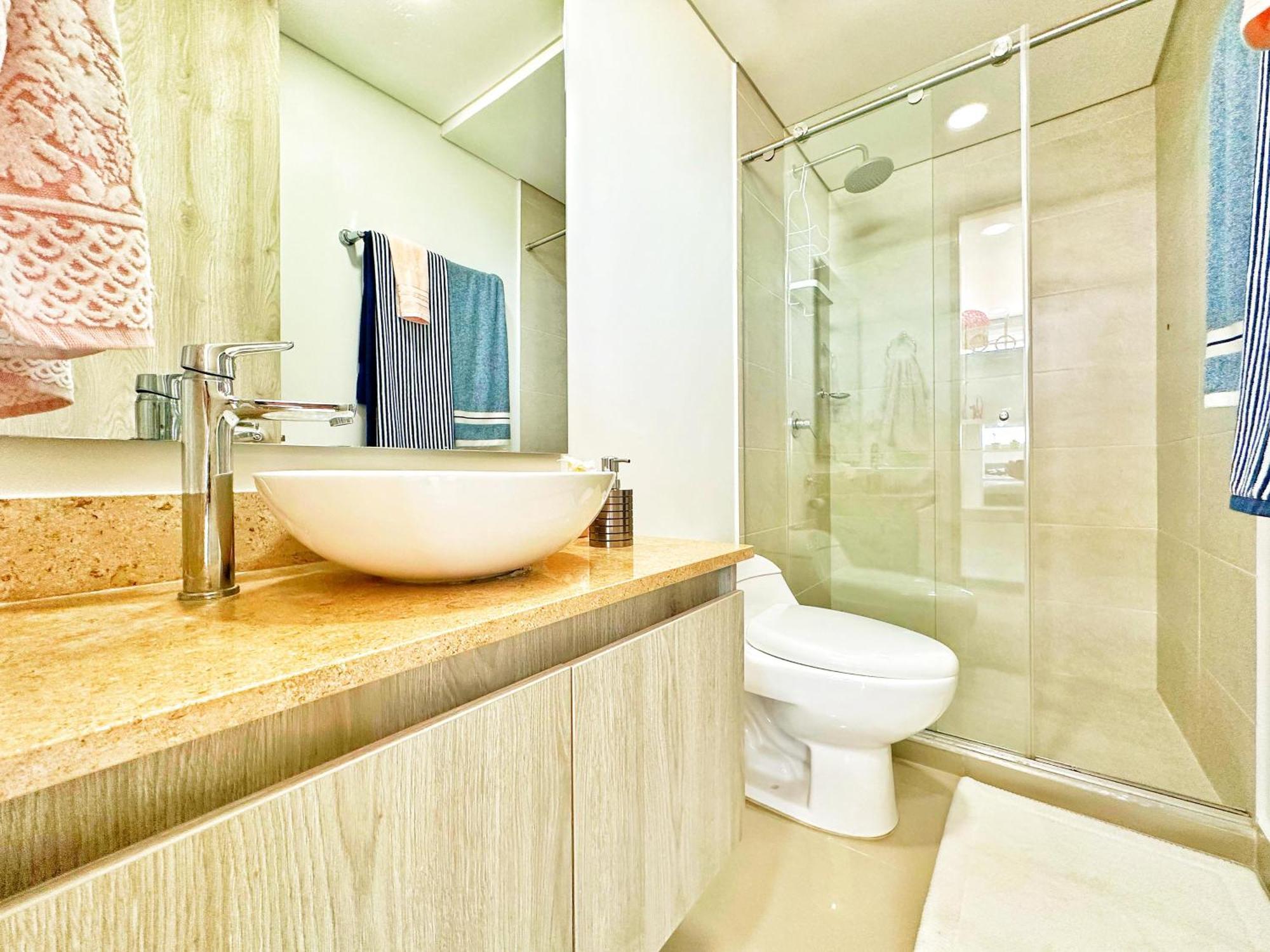 Ocean View-valentino! By Airport! Apartamento