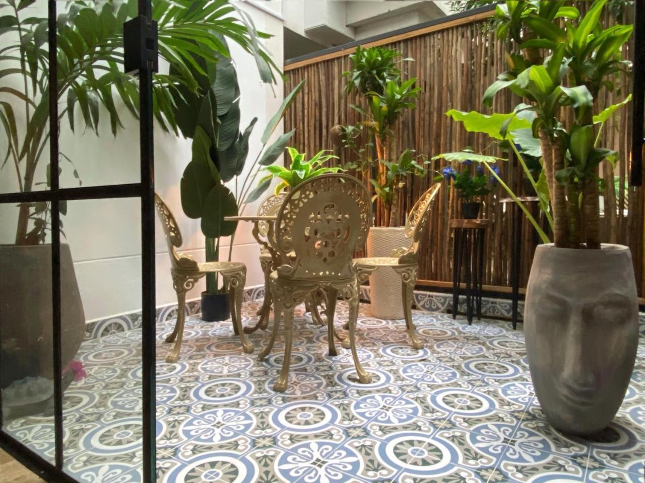 Сasa de vacaciones Luxury House With Sleek Terrace In *