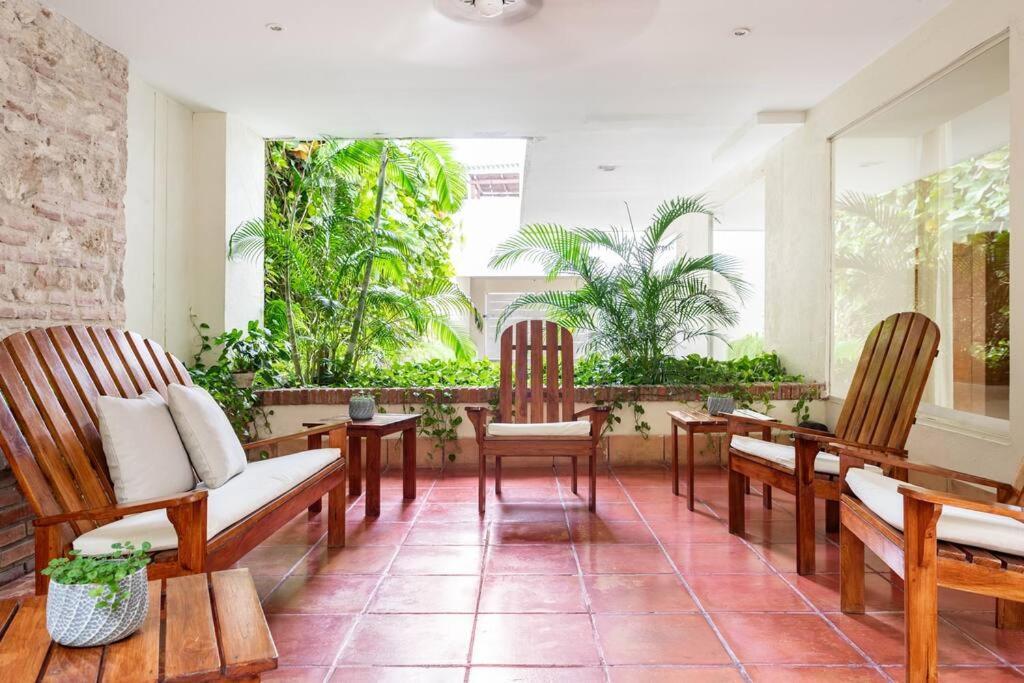 Location & Comfort In The Walled Apartment *