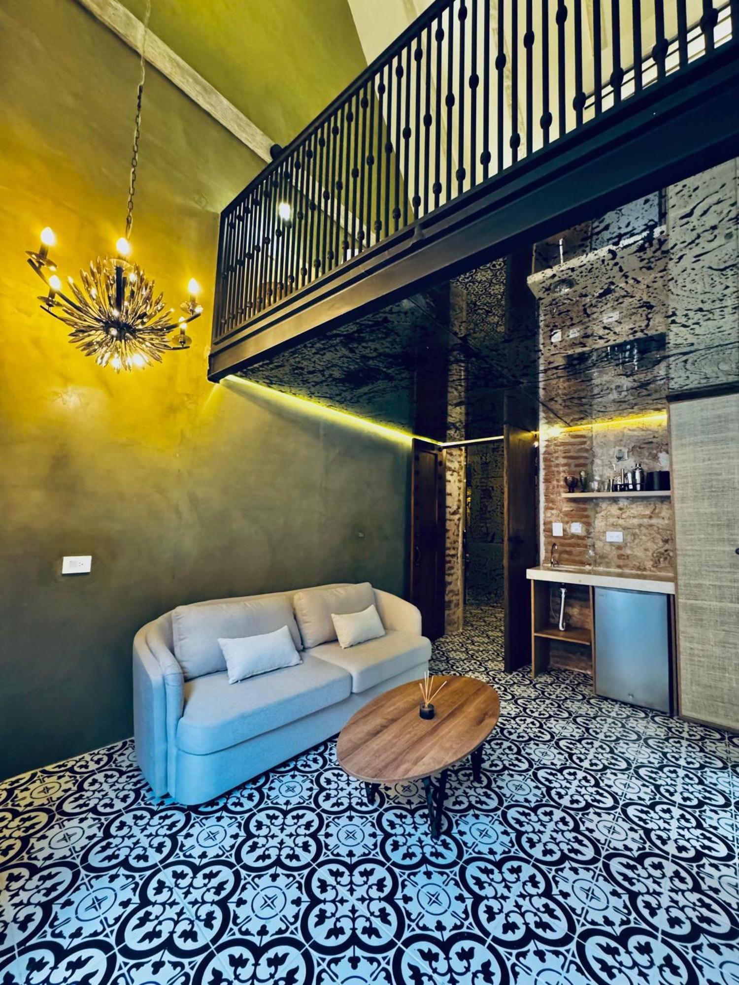 Hotel Alta *
