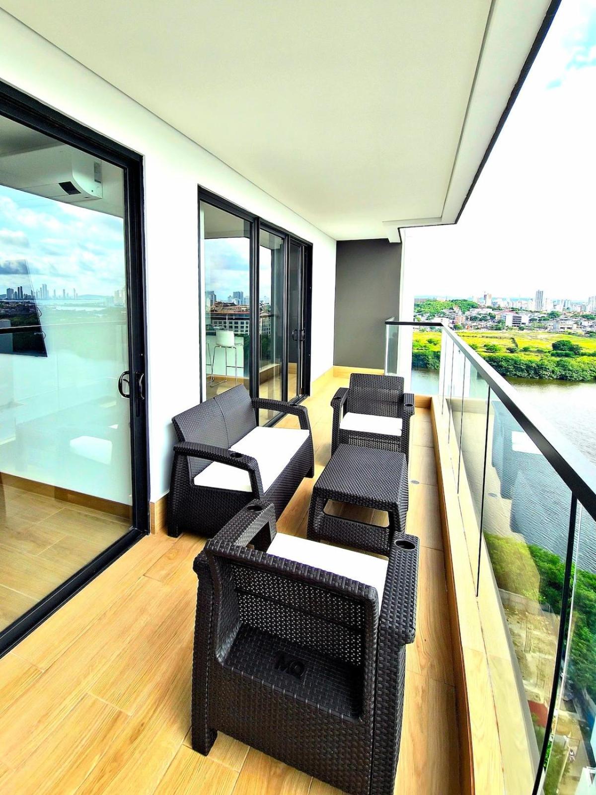 Beautiful View Of The Ocean And The Apartment *