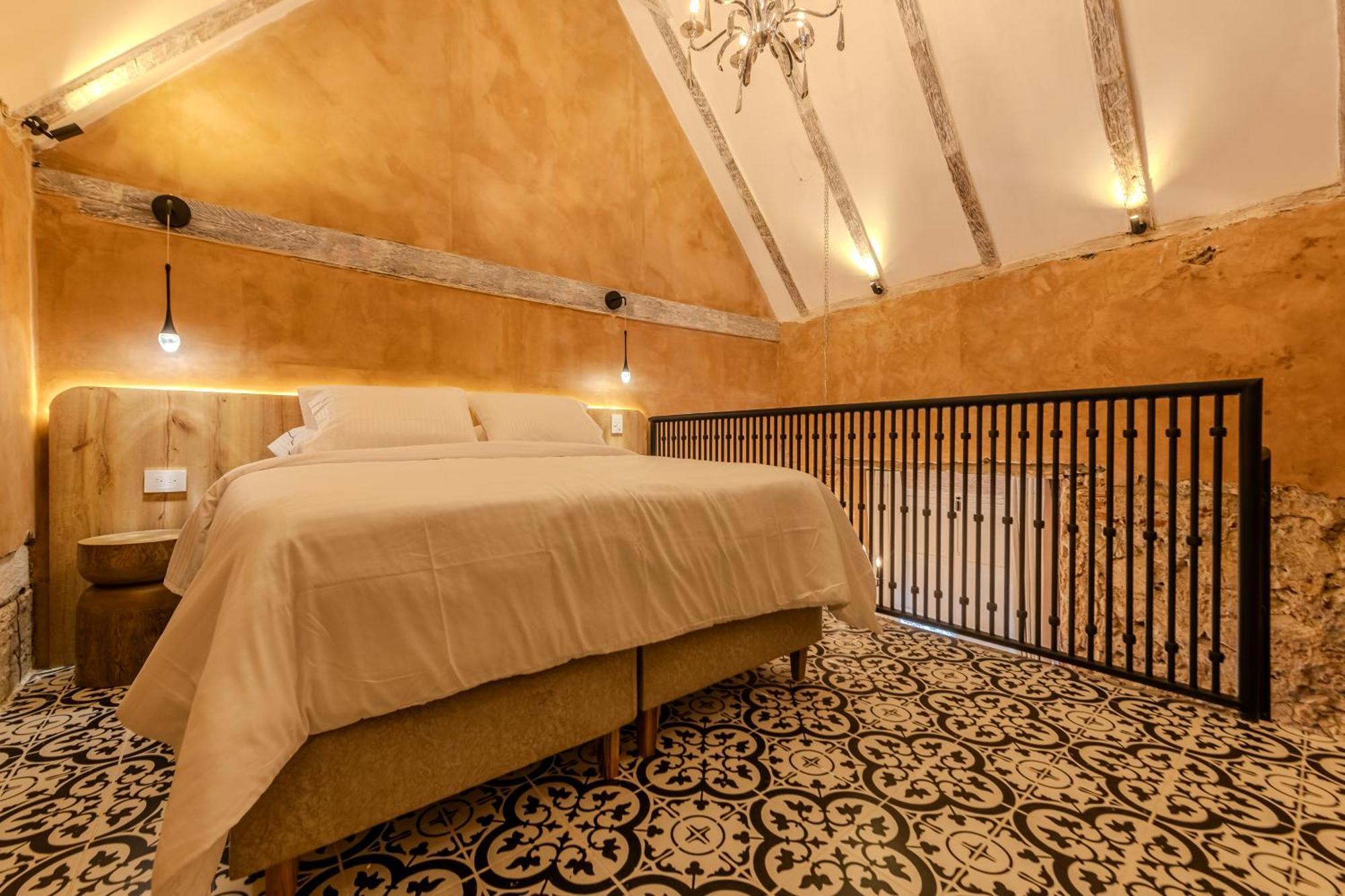Alta Hotel *