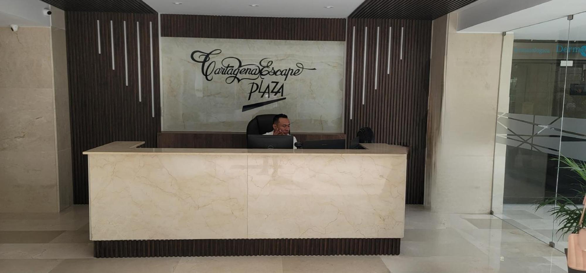 Live - Escape Plaza Apartahotel