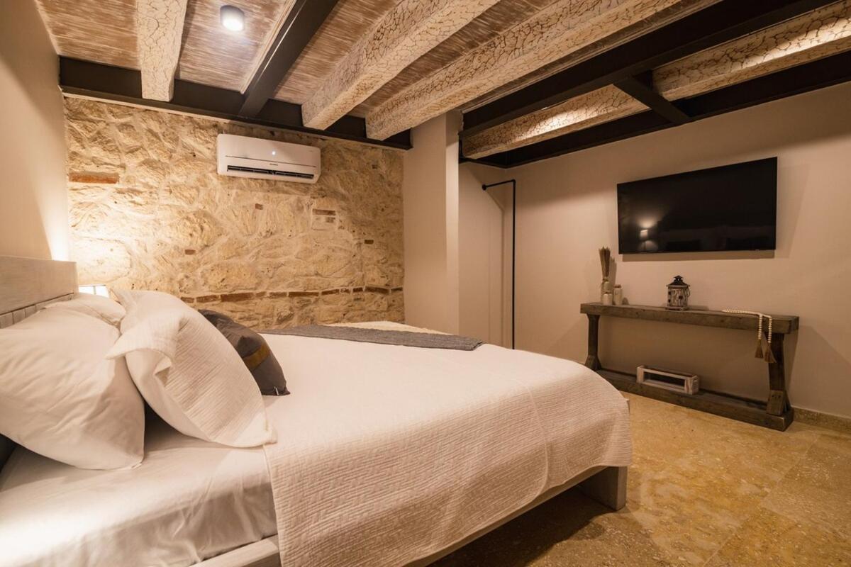 Villa Casa Del Hidalgo - Walled 7br Colonial Cartagena