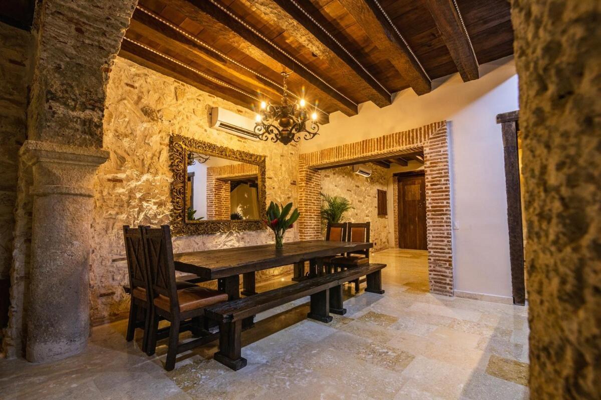Casa Del Hidalgo - Walled 7br Colonial Villa