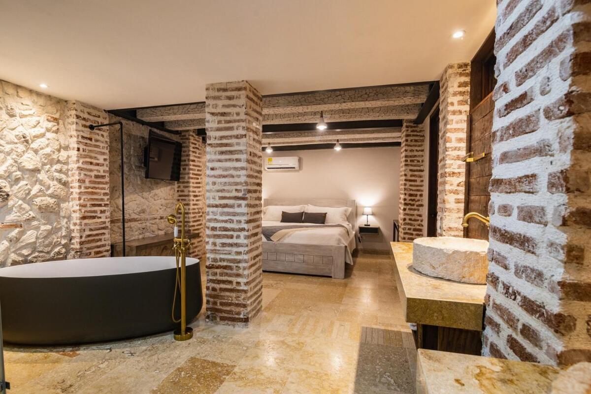 Casa Del Hidalgo - Walled 7br Colonial Villa