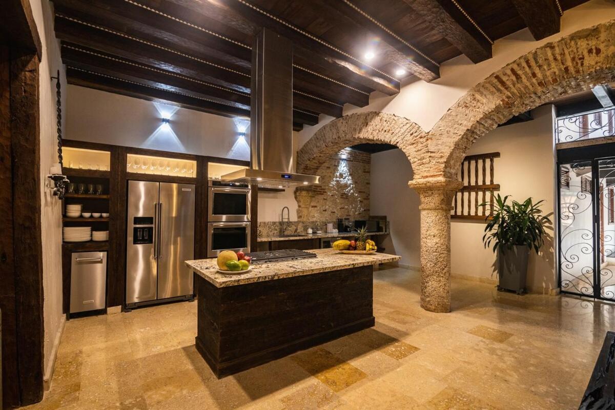 Casa Del Hidalgo - Walled 7br Colonial