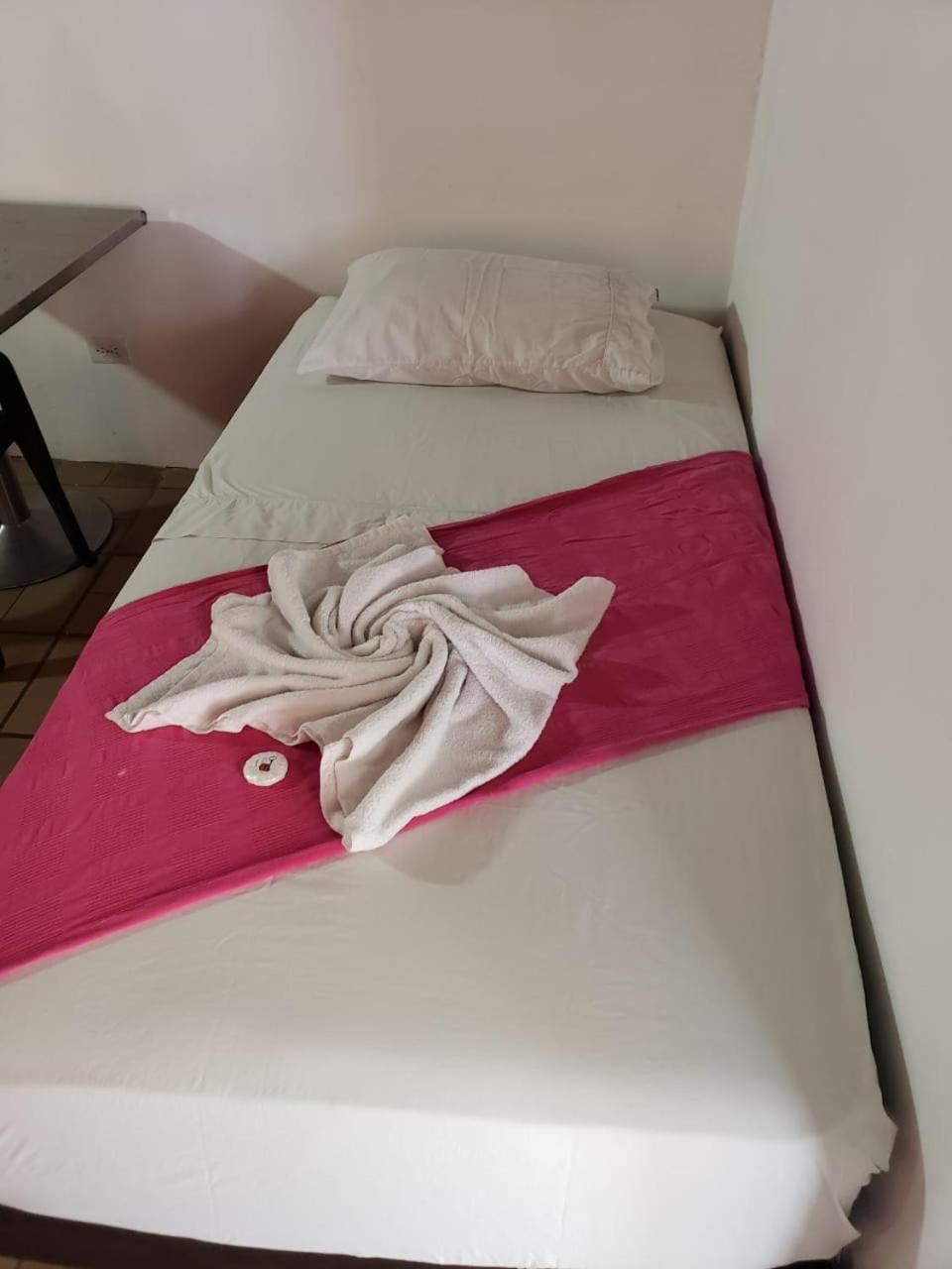Hostal Mi Llave Hostels *