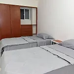 Modern 2Br Apartment Walking Distance From Airport