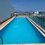 Apartamento con balcón y cerca al mar
