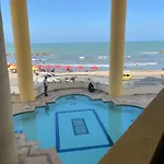 Cabrero, Cerca De La Ciudad Amurallada Y Playa