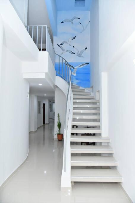 Modern 2br Walking Distance From Airport Apartamento