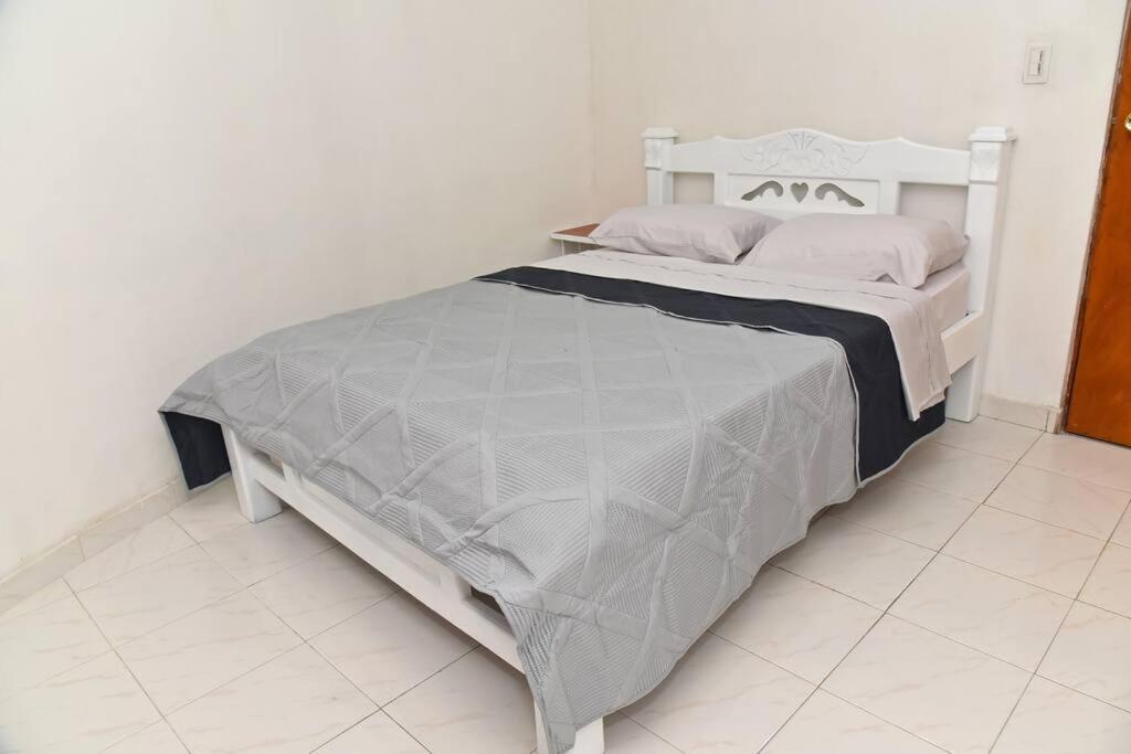 Modern 2br Walking Distance From Airport Apartamento *