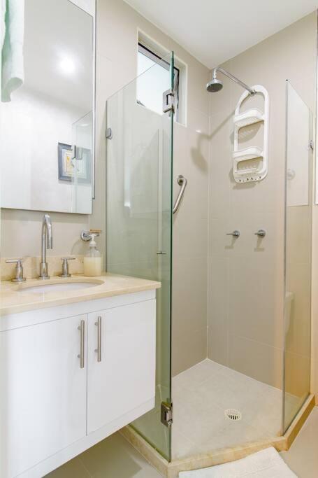 Apartment Hermoso Apartamento: Beachfront Comfort With Direct Access *