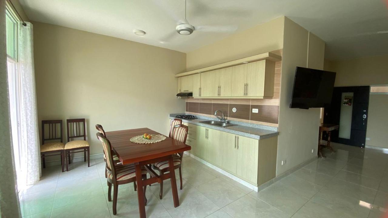 Alpes Edif Mile Grande Privada Con Sala-comedor Compartida Habitación en casa particular Cartagena