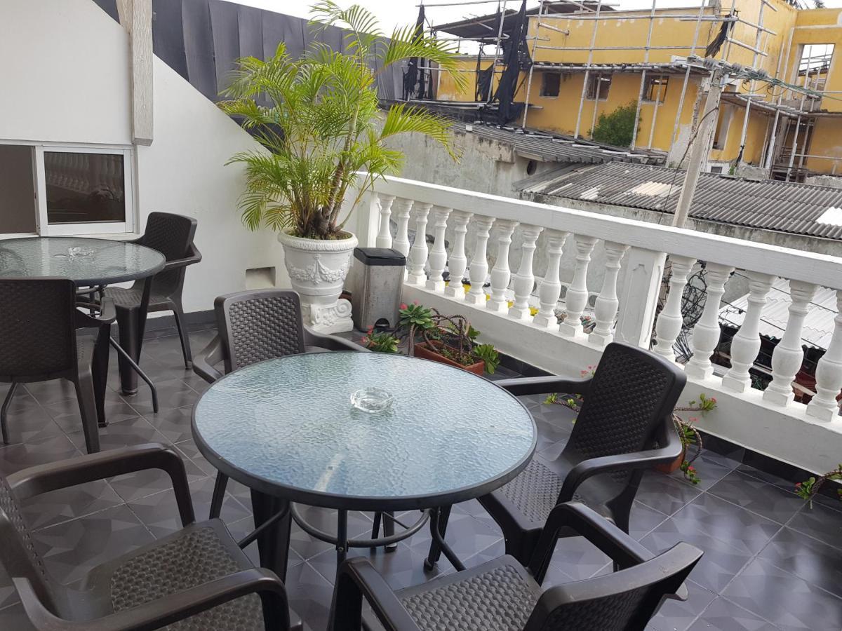 Artur Hostal *