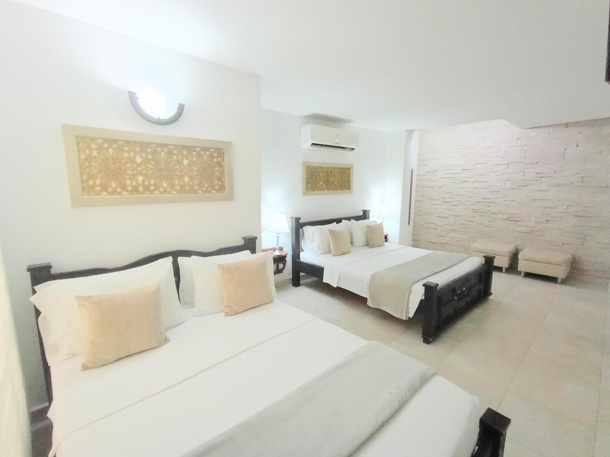 Hotel At The Park 3*