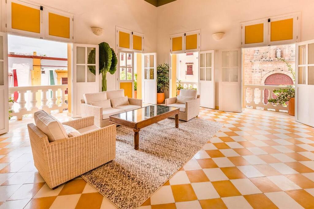 Apartamento Casa En La Mejor Plaza De La Ciudad Vieja *