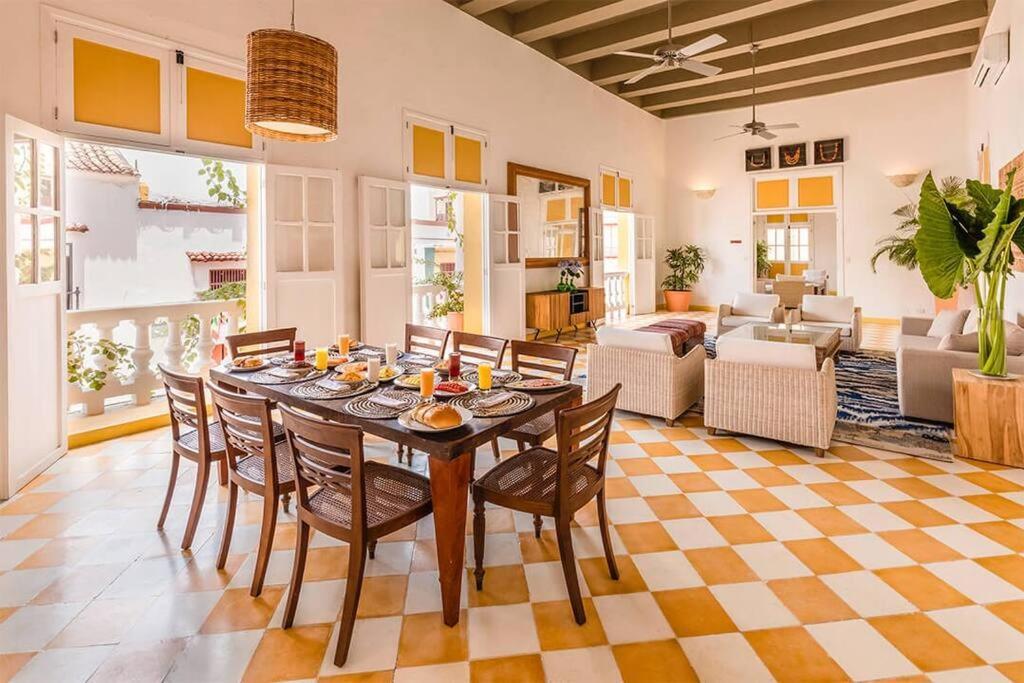 Apartamento Casa En La Mejor Plaza De La Ciudad Vieja *