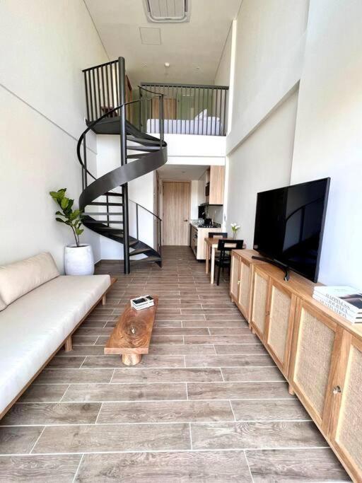 Rooftop & Pool! Beautiful Loft In Center