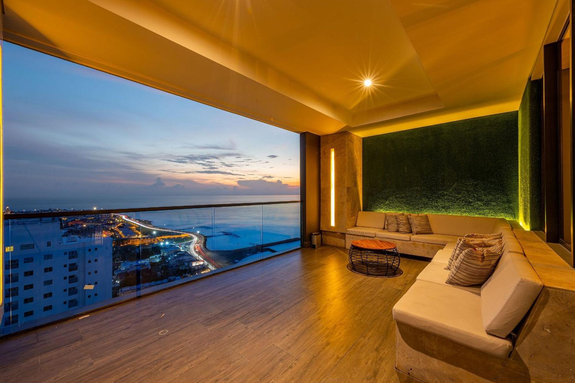 Stunning Sea View And Historic Center 20th Fl/ 2br *