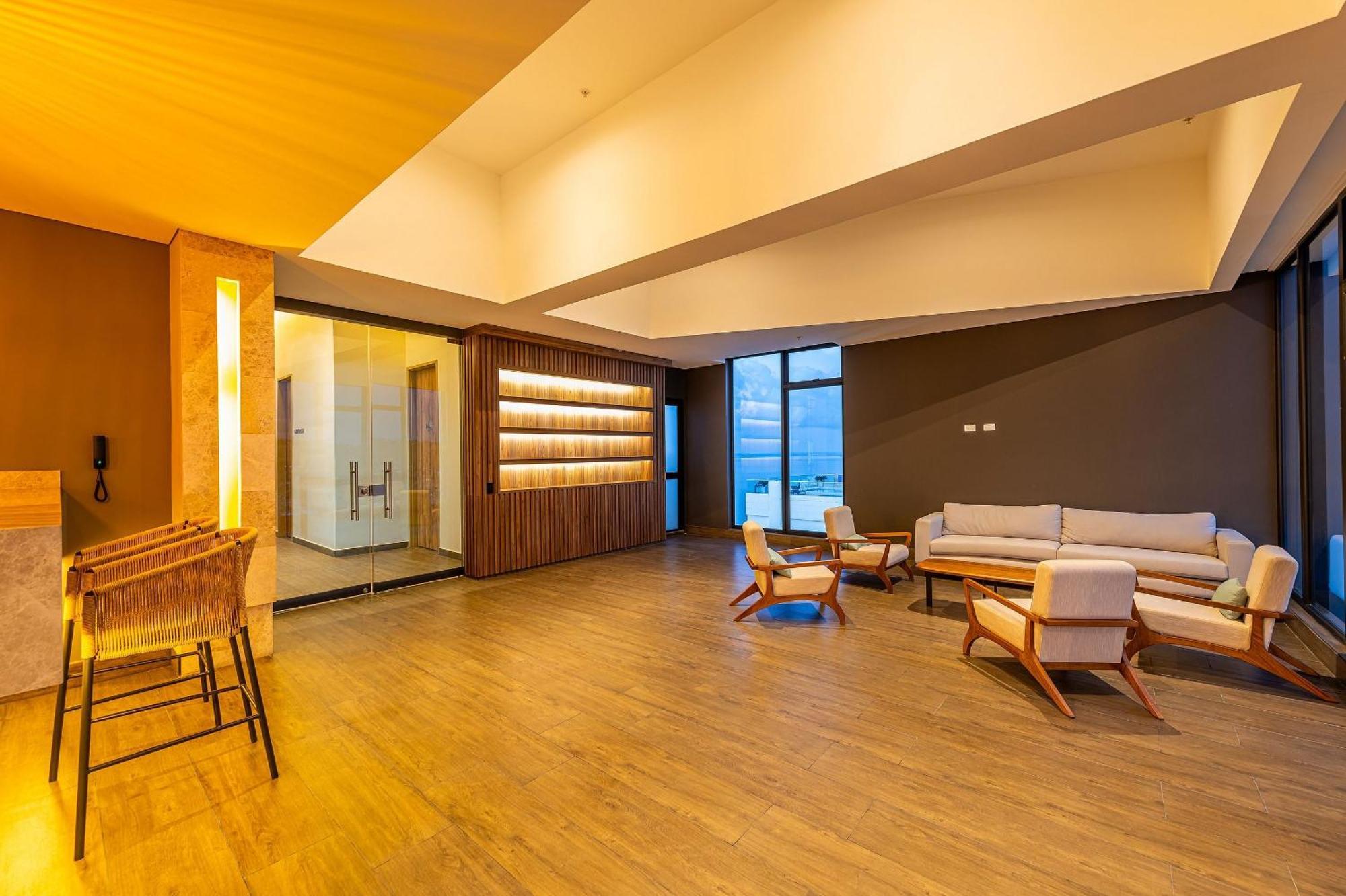 Stunning Sea View And Historic Center 20th Fl/ 2br