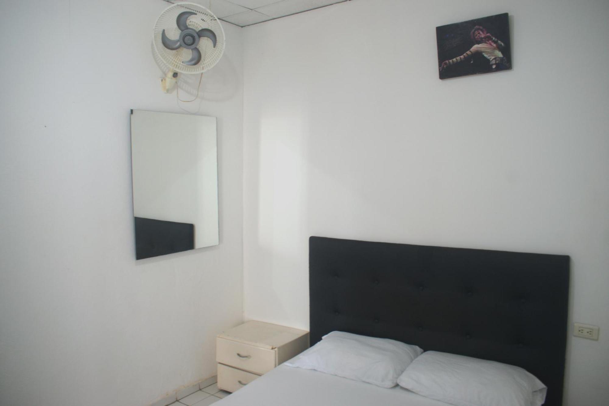 Hosting And Travel Services 420 Hostal *