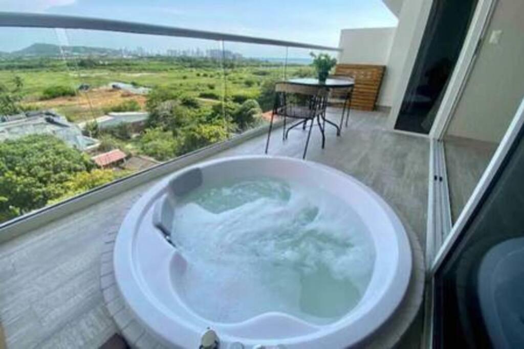 Indulge, Balcony Jacuzzi Apartamento