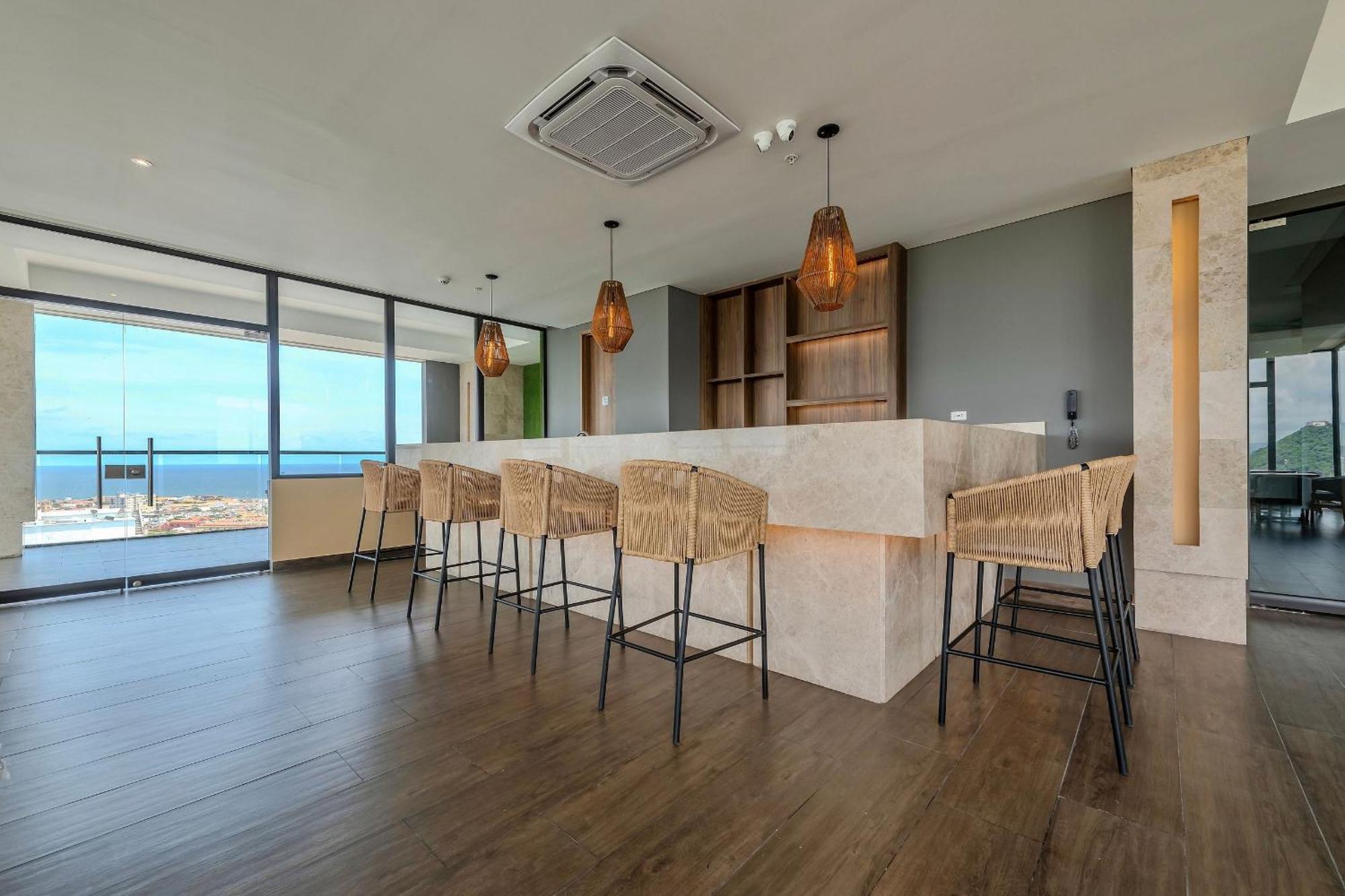 Stunning Sea View And Historic Center 20th Fl/ 2br *