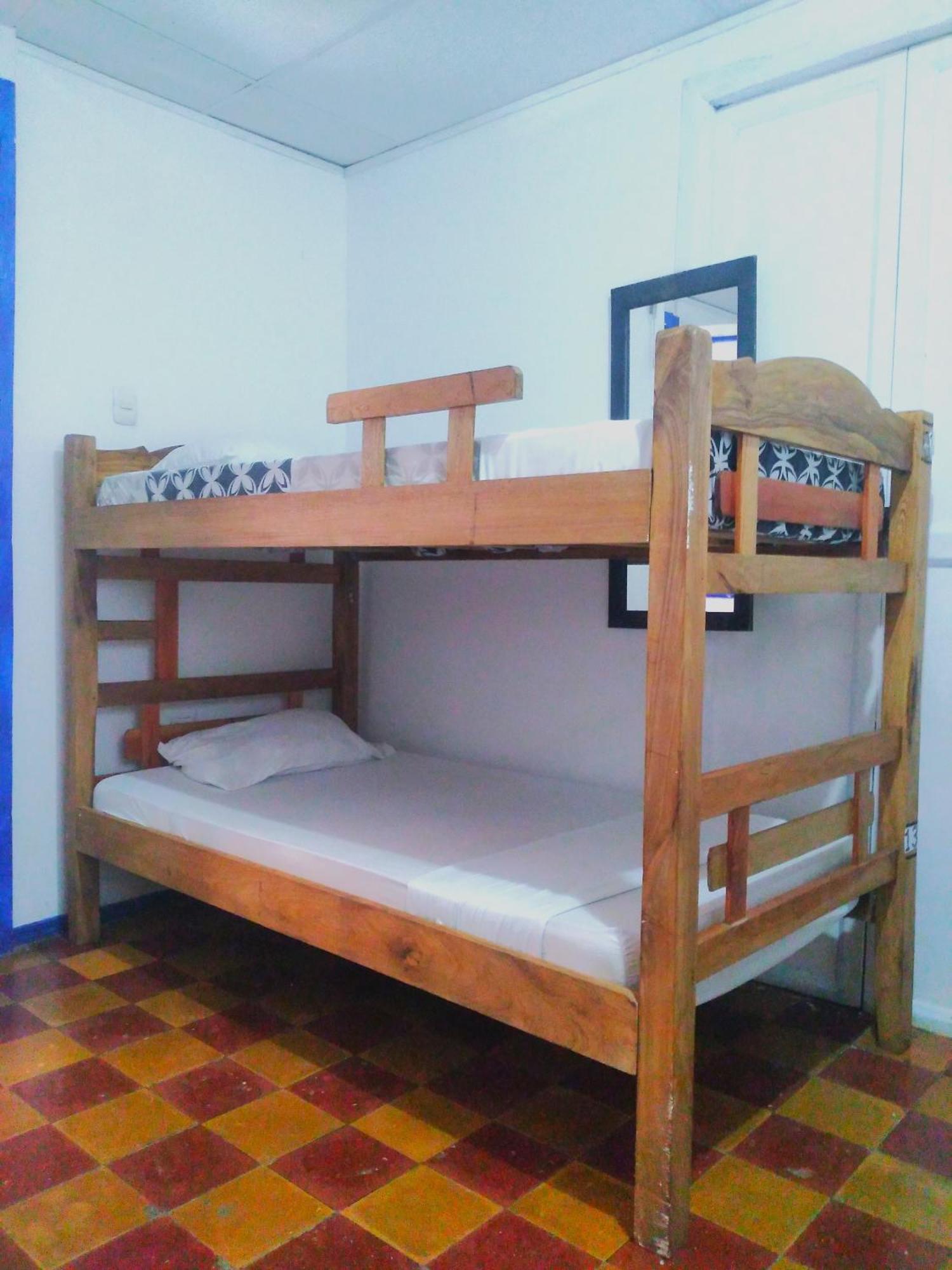 Hostal Hosting And Travel Services 420