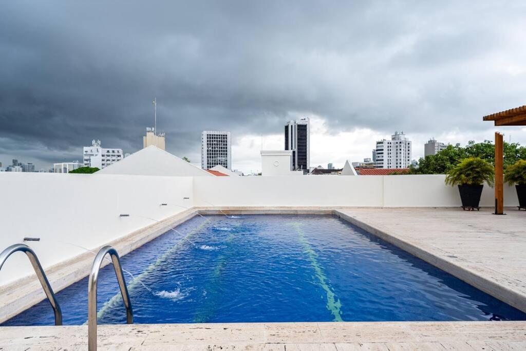 Location & Comfort In The Walled Apartamento