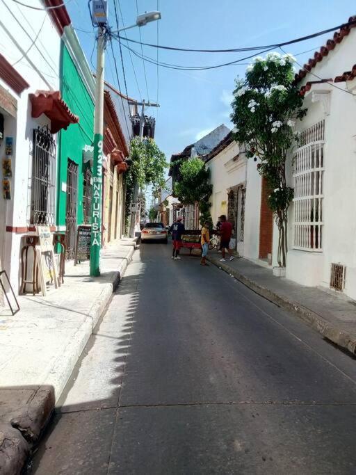 Charming Colonial With Pool, Walled Сasa de vacaciones