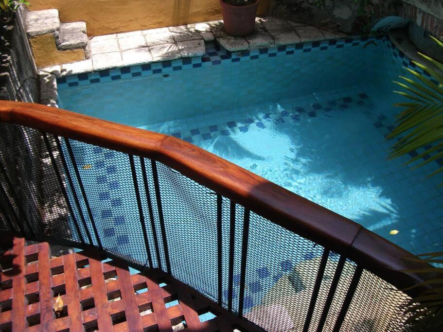Charming Colonial With Pool, Walled Сasa de vacaciones *