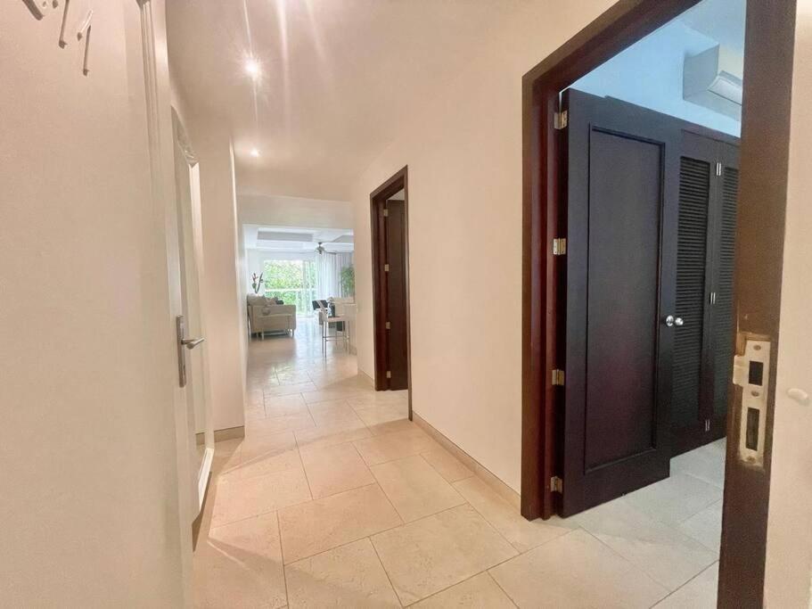 Modern Comfort - Spacious 2br In Walled