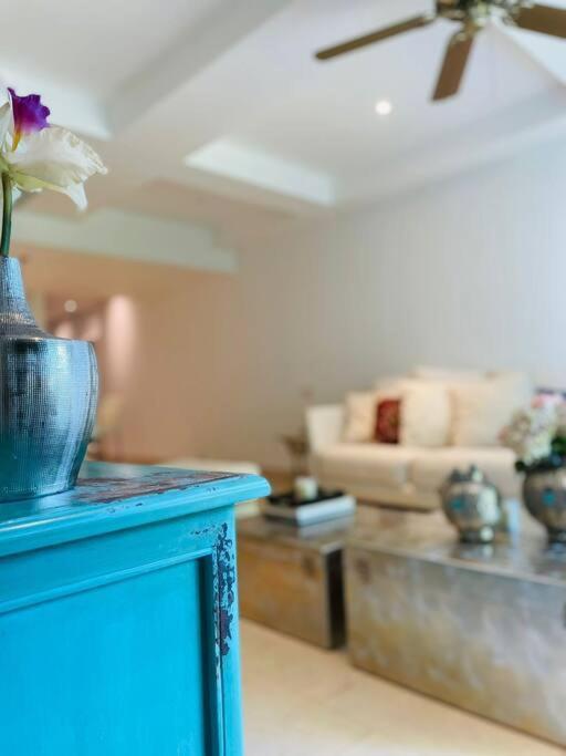 Modern Comfort - Spacious 2br In Walled
