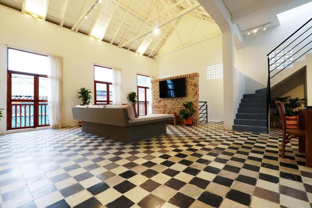Casa Bruna, Aldaba Selection